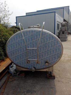 ความต้านทานการกัดกร่อน 8000L ตู้แช่นมสแตนเลสพร้อมวัสดุเกรดอาหาร